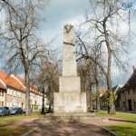 Der Obelisk wurde von der Jüdin Baron Julie von Cohn-Oppenheim gestiftet, um an alle Einwohner von Wörlitz zu erinnern, die im deutsch-französischem Krieg (1870-1871), im 1. Weltkrieg (1914-1918) und im 2. Weltkrieg (1939-1945) gefallen sind. Unserer Meinung nach ist es wichtig zu bemerken, dass die Stifterin des Obelisken nicht genannt wird.