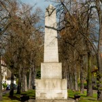 Der Obelisk wurde von der Jüdin Baron Julie von Cohn-Oppenheim gestiftet, um an alle Einwohner von Wörlitz zu erinnern, die im deutsch-französischem Krieg (1870-1871), im 1. Weltkrieg (1914-1918) und im 2. Weltkrieg (1939-1945) gefallen sind. Unserer Meinung nach ist es wichtig zu bemerken, dass die Stifterin des Obelisken nicht genannt wird.Wohnhaus der Familie Cohn (Markt 92a)